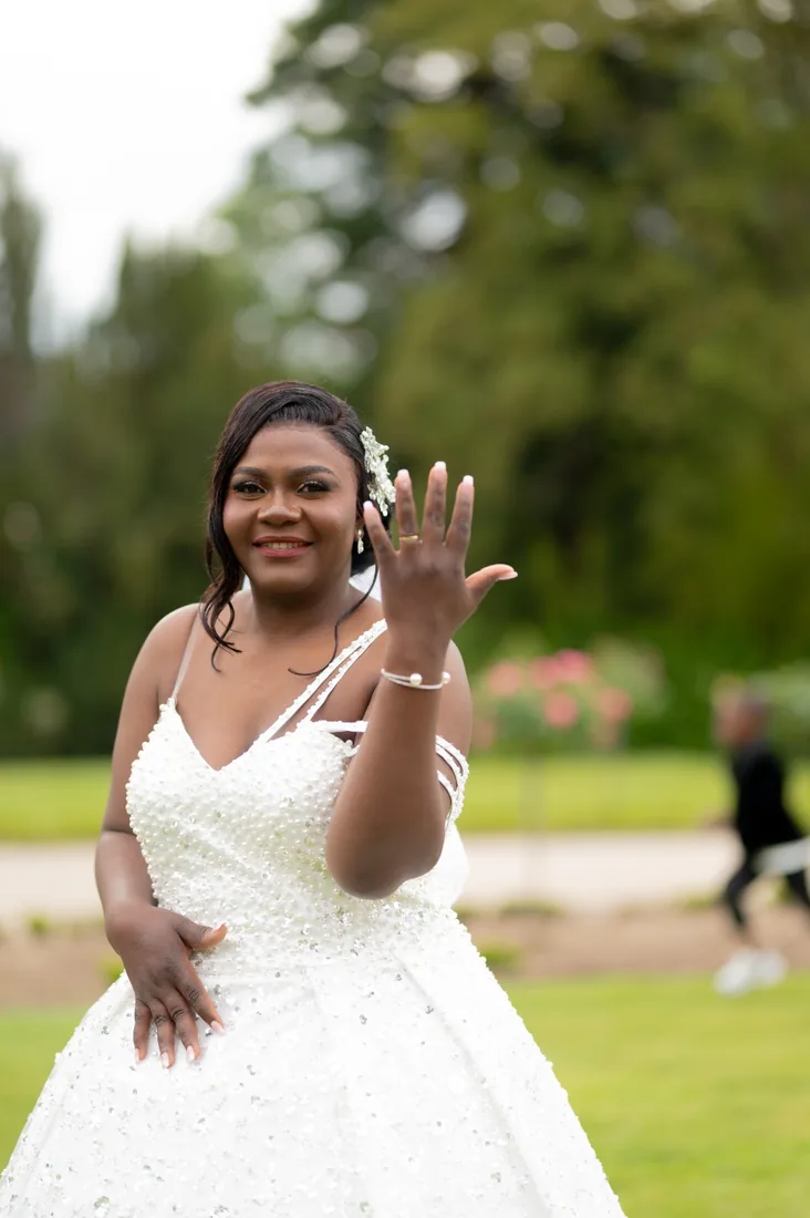 La mariée montre son alliance