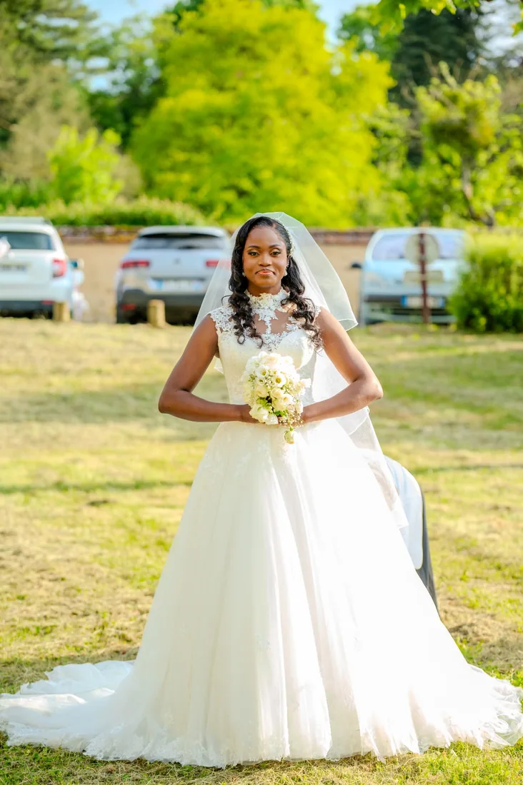 Portrait de la mariée dans le parc